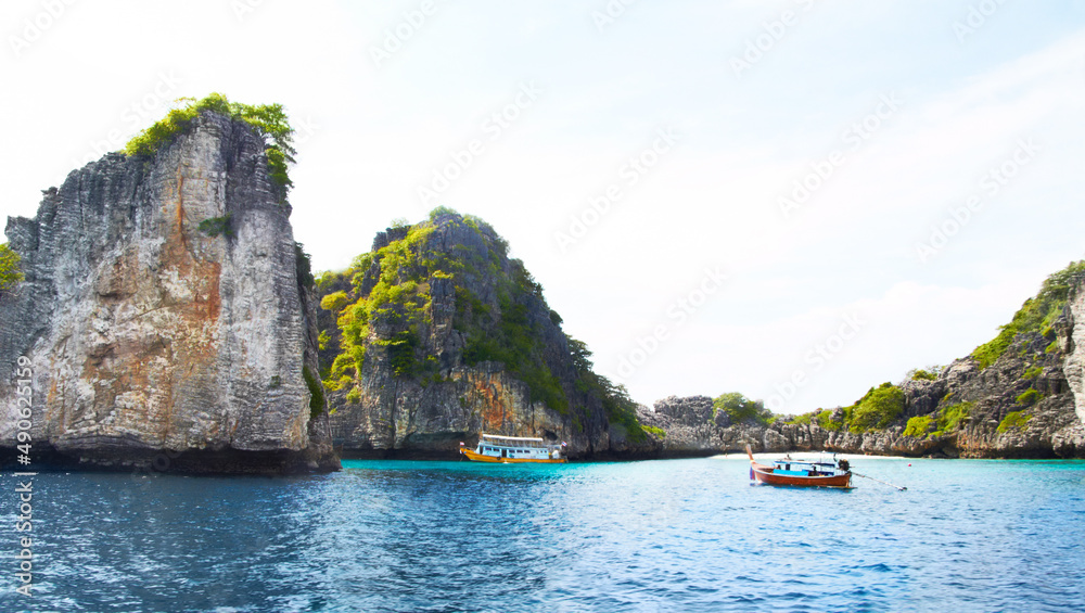 天堂的悬崖。美丽岛屿的全景，岩石悬崖，船只经过-Copysp