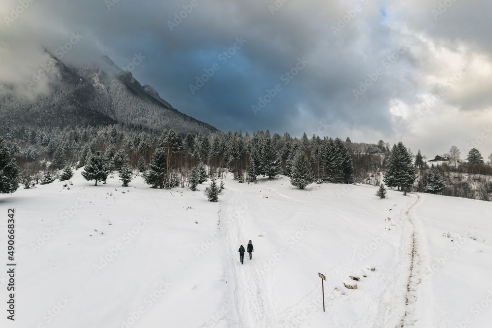 布拉索夫扎内斯蒂的Plaiul Foii空中。Piatra Craiului在Piatra Mica附近的云层上徒步旅行