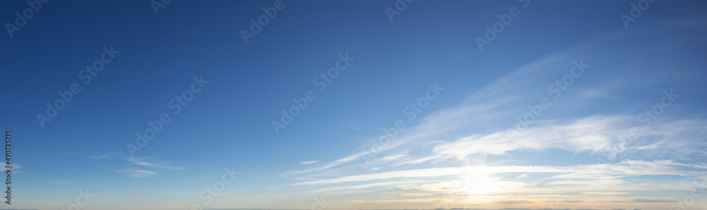 阳光明媚的冬季，背景为蓝天的多彩云景的美丽全景