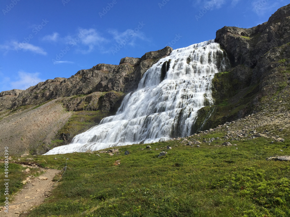 夏季冰岛的Dynjandi瀑布顺着岩石流下的风景