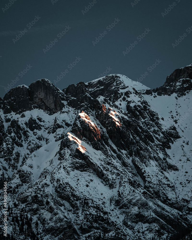 雪山冬日美景垂直拍摄