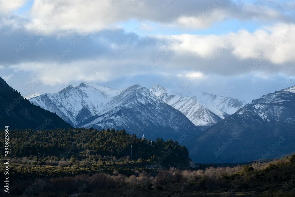 Montañas nevadas de la Patagonia Argentina, Ruta de los Siete Lagos.