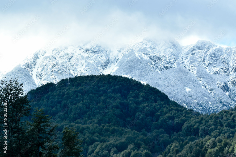 Montañas nevadas de la Patagonia Argentina, Ruta de los Siete Lagos.