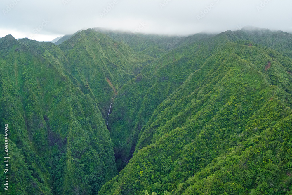 夏威夷天空下的山景