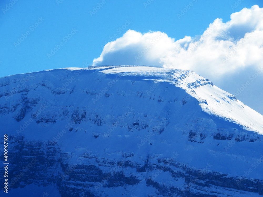 Churfirsten山脉中积雪覆盖的高山山峰Hinterrugg（或Hinderrugg，2306米），betwee