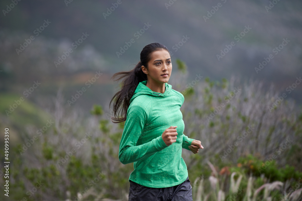 在山里锻炼。一个美丽的年轻女人在山里锻炼的照片。