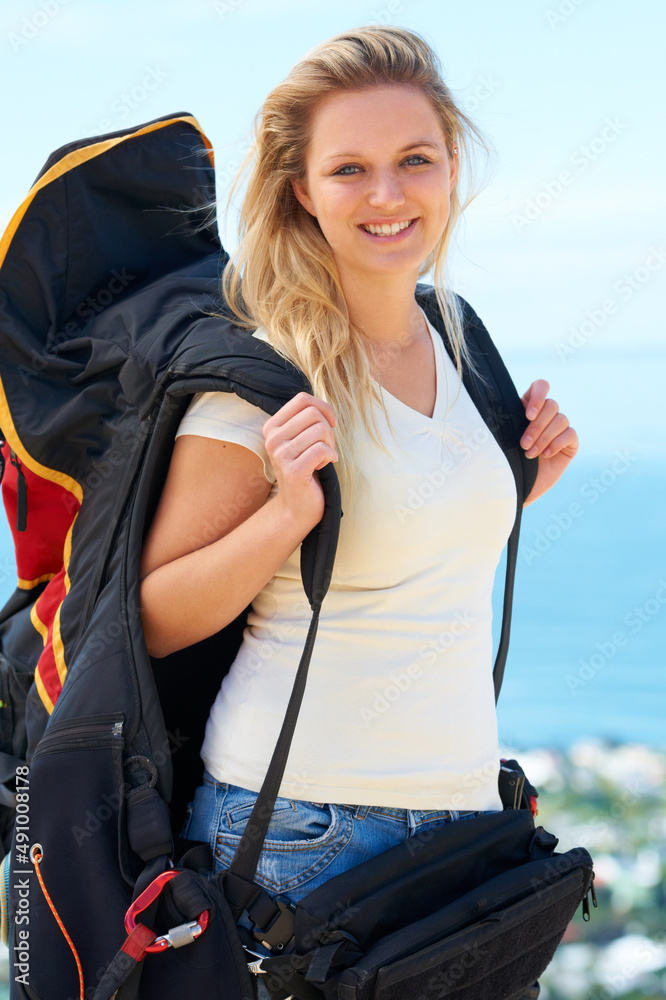 寻找一些夏季冒险。一个美丽的年轻女子带着降落伞在户外的裁剪镜头