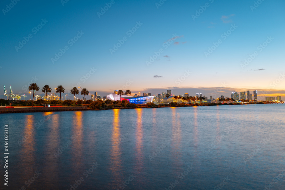 迈阿密城市。黄昏时分，迈阿密天际线全景，海上摩天大楼林立。桑塞特市中心夜晚。