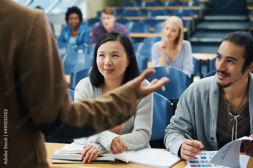 他致力于他的学生。一群大学生听他们的lec的裁剪镜头