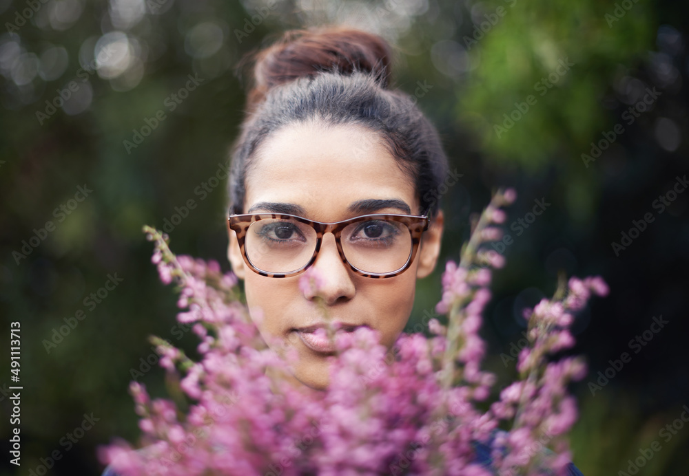 家里的鲜花。一个年轻女人在花园里拿着一束花。