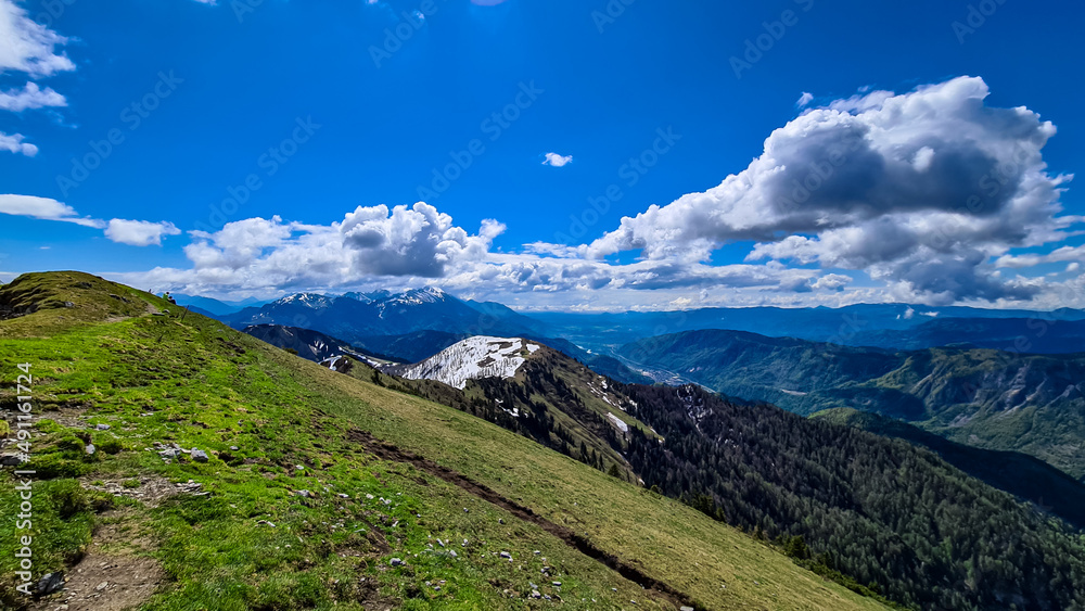 从Frauenkogel俯瞰奥地利卡林西亚卡拉万克山脉和朱利安阿尔卑斯山脉的山峰