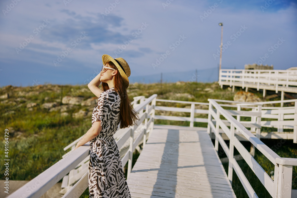 一个女人的画像走在酒店附近的海上旅行豪华放松概念