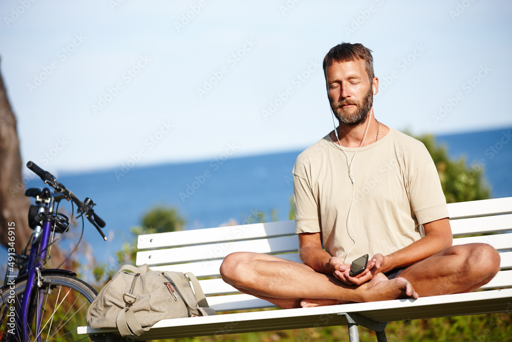 他骑自行车去了平静的地方。一个成熟男人一边听音乐一边放松的镜头。