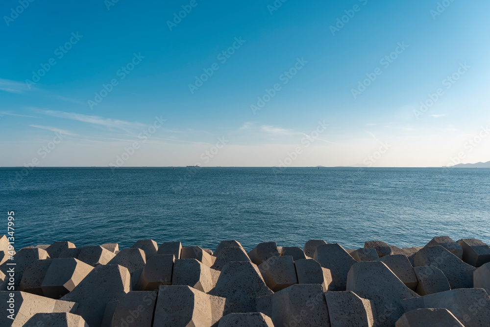 室外海岸线防波堤和海景