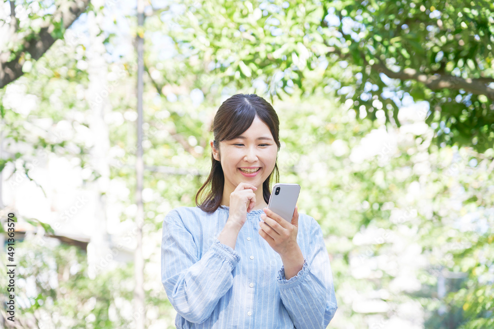 女性　スマホ　屋外