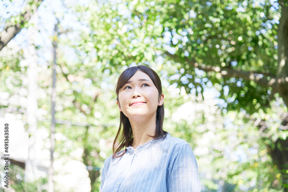 女性　笑顔　ポートレート　屋外