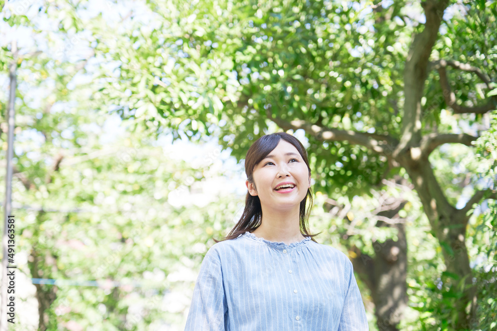 女性　笑顔　ポートレート　屋外