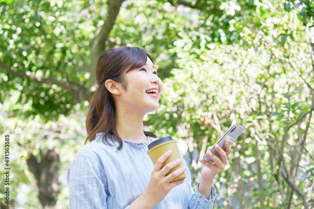 女性　スマホ　屋外