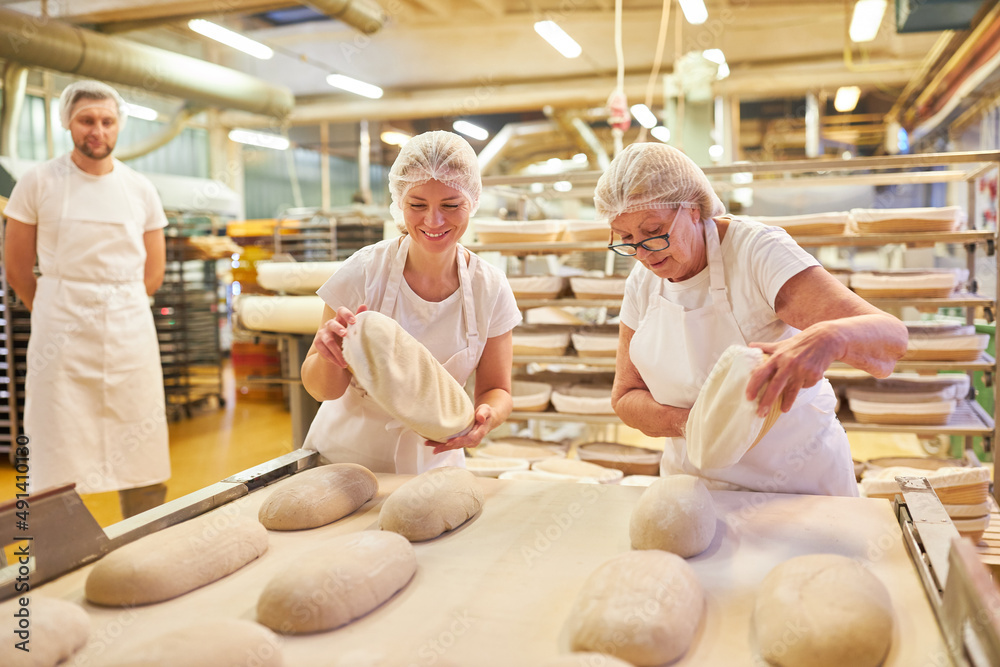 Bäcker Team beim Laib Brot backen in Großbäckerei