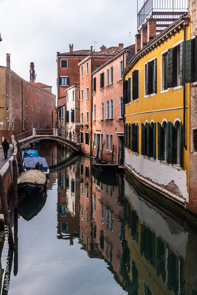 Venedig Dorsoduro Sestiere的Kanal mit Booten und bunten Fassaden