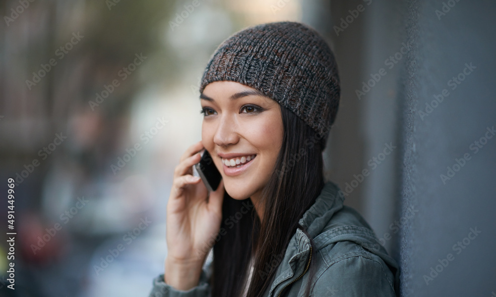 他的电话让她脸上露出了笑容。一张镇上一位有魅力的年轻女子的照片。