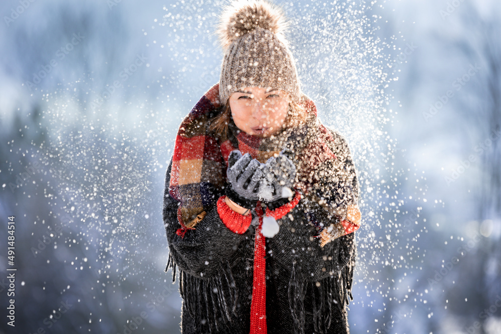 冬季户外女性吹雪