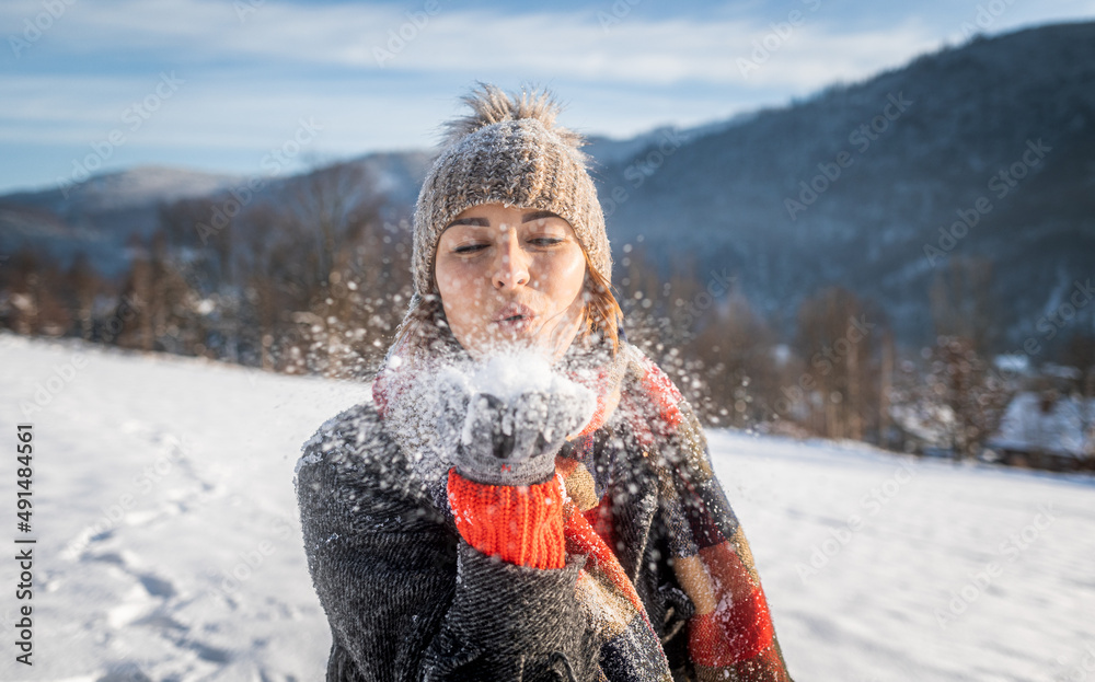 冬季户外女性吹雪