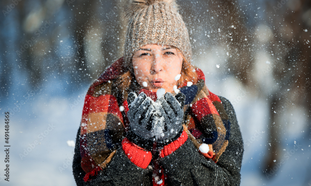 冬季户外吹雪