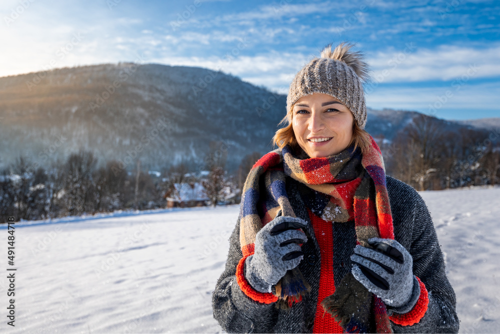 穿着冬装的快乐女孩在阳光明媚的日子里在雪地里的户外画像