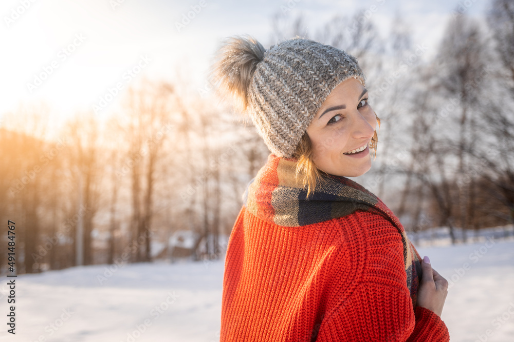 穿着冬装的快乐女孩在阳光明媚的日子里在雪地里的户外画像