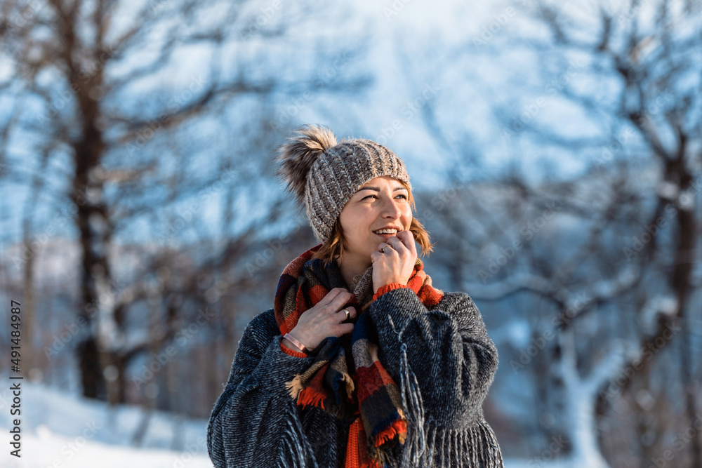 快乐的女孩穿着冬装，阳光明媚，户外多雪