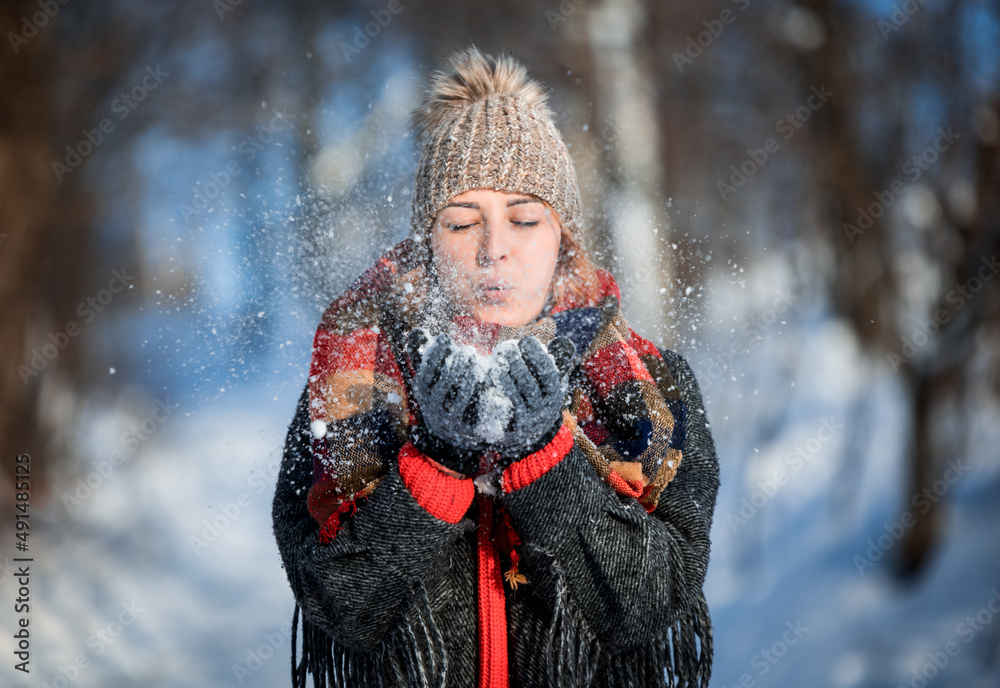 雪冬自由时间美丽快乐的女人