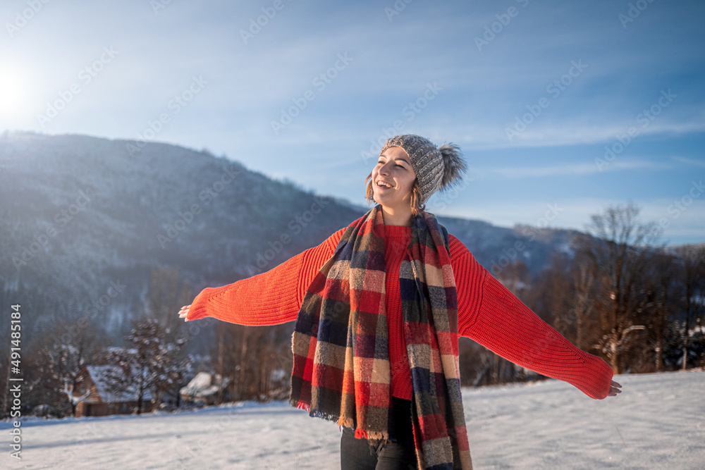 雪冬自由时间美丽快乐的女人