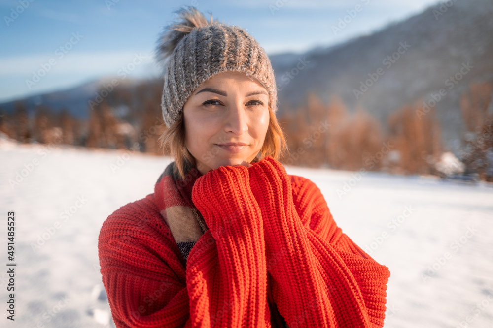 雪景中的冬日微笑女人