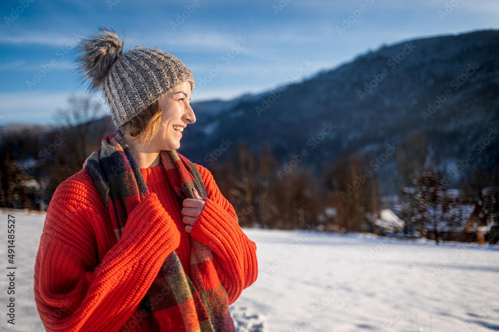 雪景中的冬日微笑女人