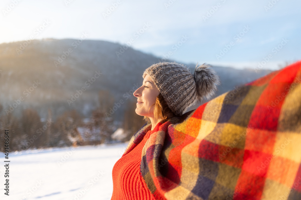 雪景中的冬日微笑女人