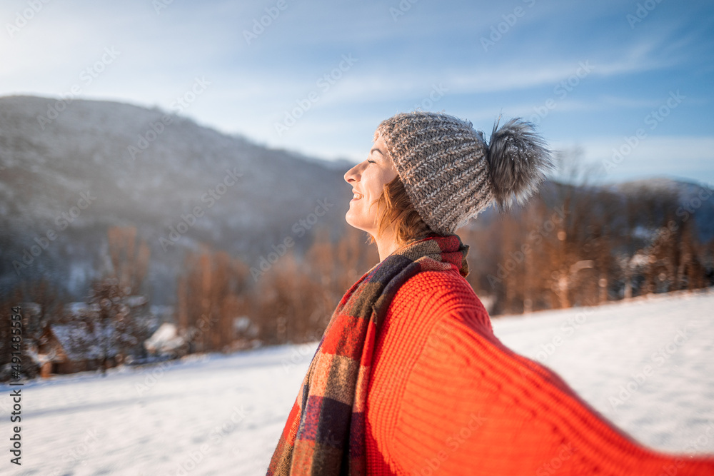 雪景中的冬日微笑女人