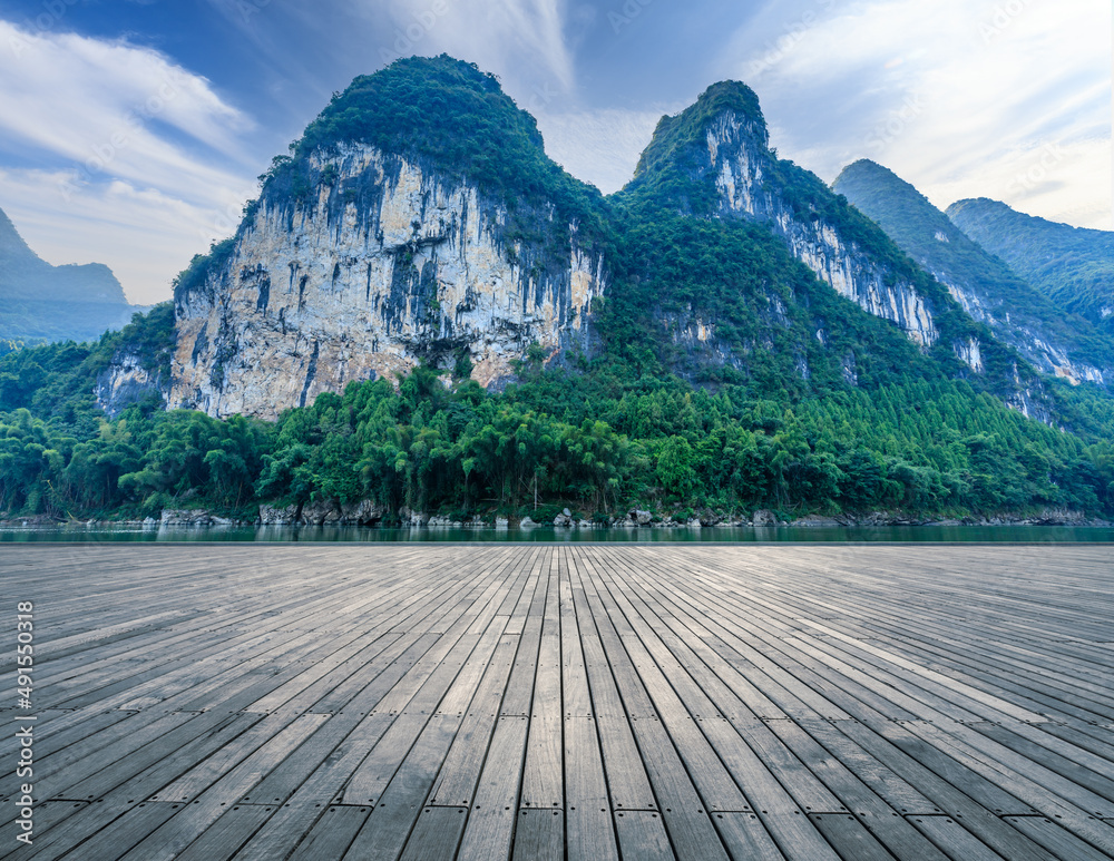 空旷的木板广场和美丽的夏季山地自然风光