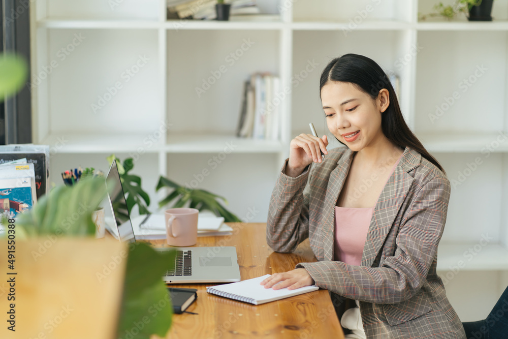 商业女性处理财务数据手写并计算笔记。商业财务