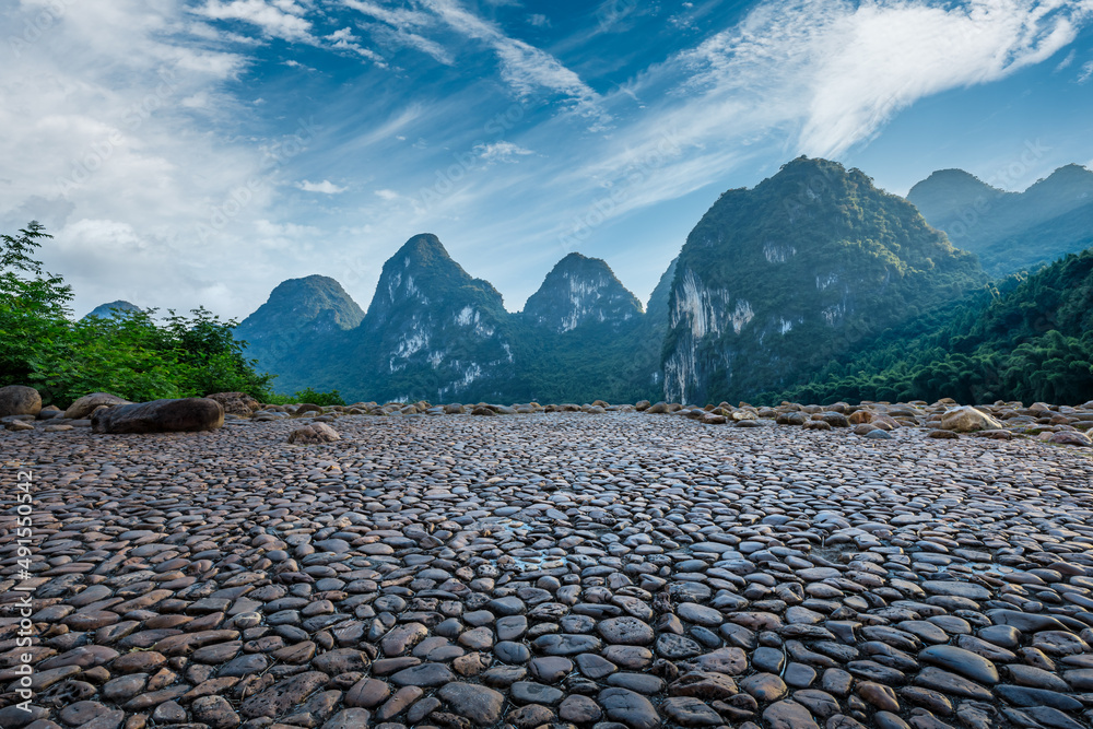 鹅卵石广场和美丽的夏季山地自然风光