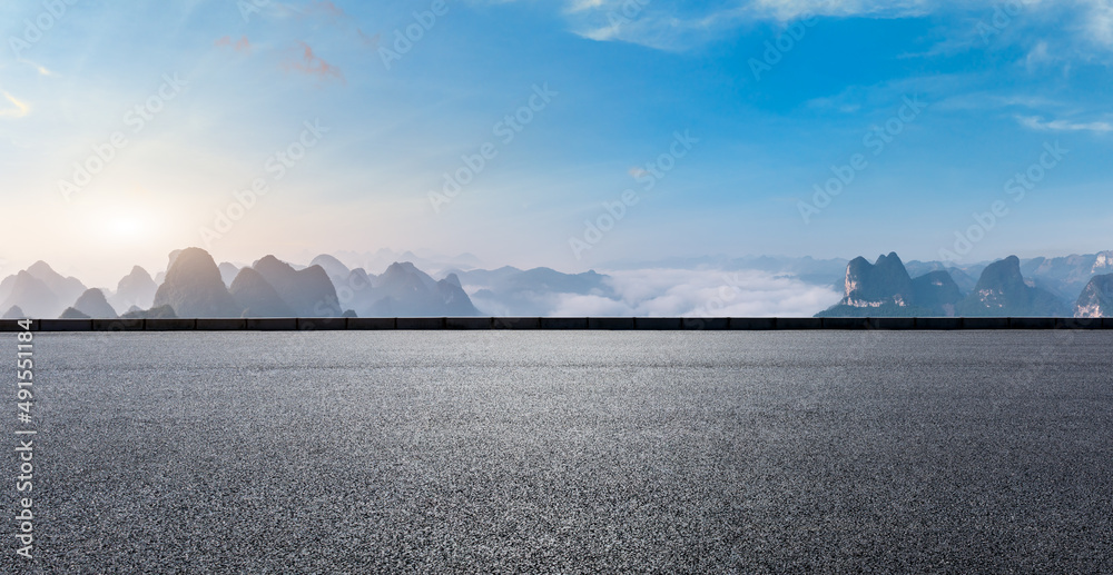 日落时的沥青公路和山脉自然风光。道路和山脉背景。