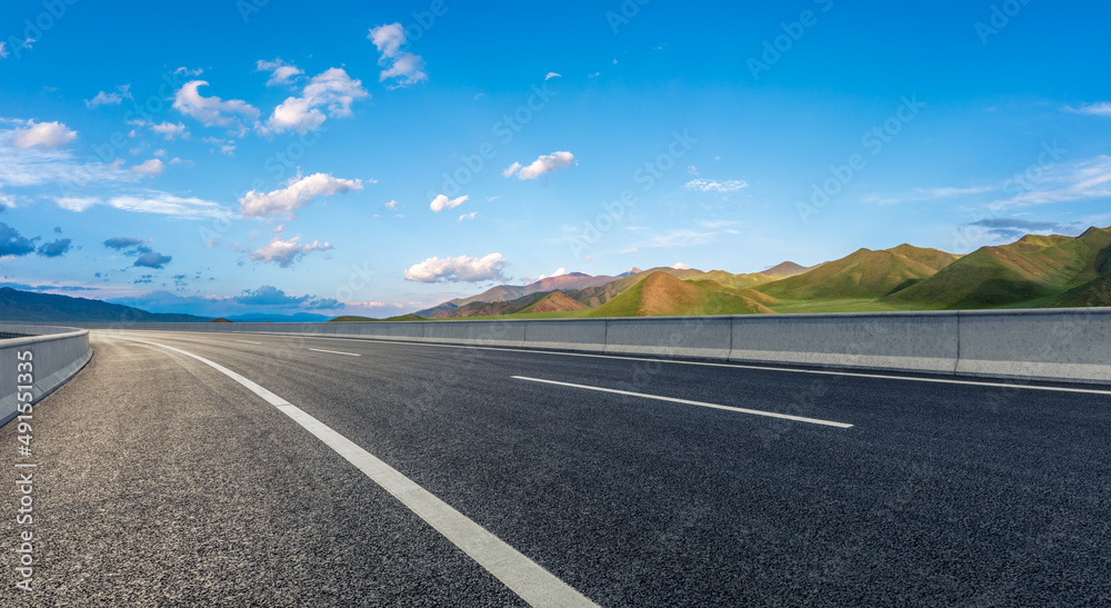 日落时的沥青公路和山地自然风光。道路和山地背景。