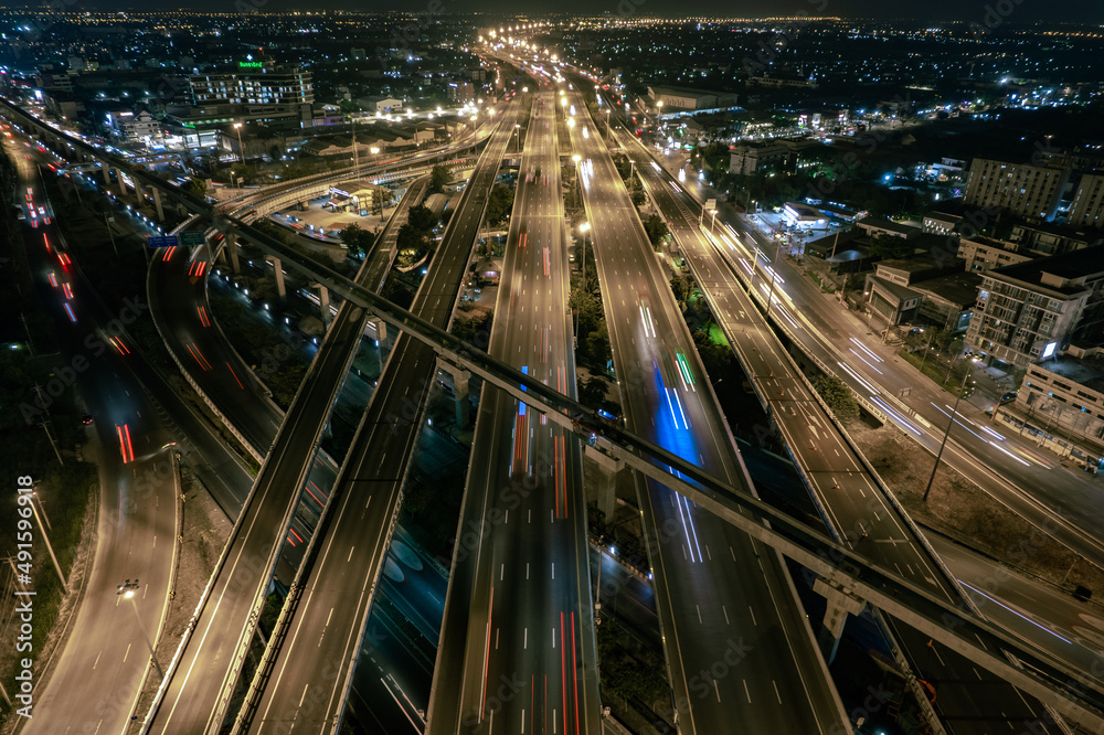 十字路口道路上方的汽车交通运输是泰国曼谷的重要基础设施，