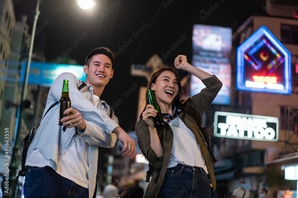 一对亚洲迷人的情侣一起喝酒聚会。