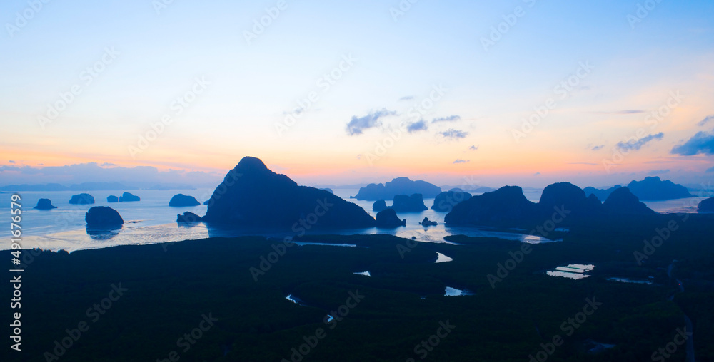 日落或日出的天空和云朵在山上流动令人惊叹的彩云柔和的天空美丽