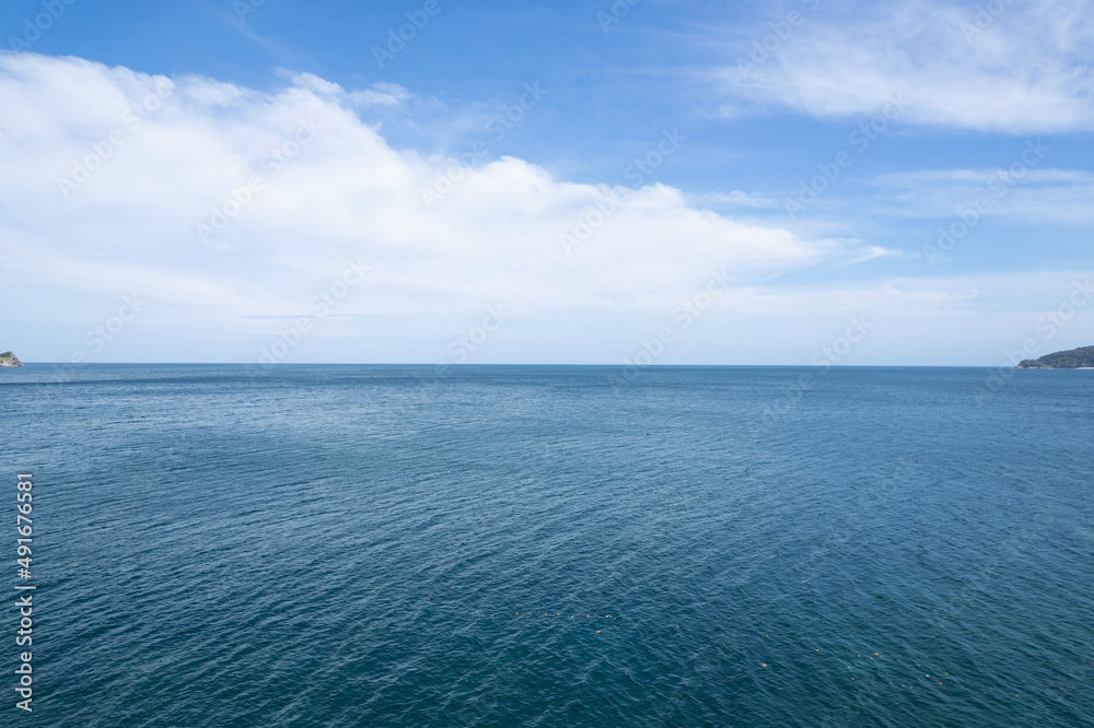 蓝色海面水纹理背景和天空白云的鸟瞰图空中飞行无人机