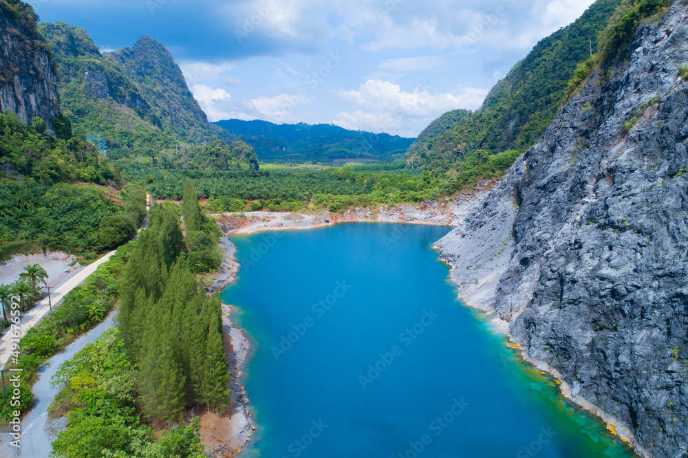 热带雨林中令人惊叹的池塘鸟瞰图，山石成峰，水很美