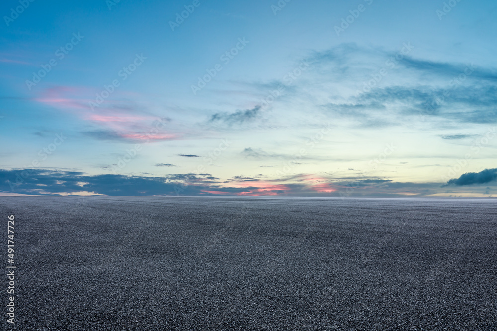 空旷的柏油路平台和天空日落的云朵背景