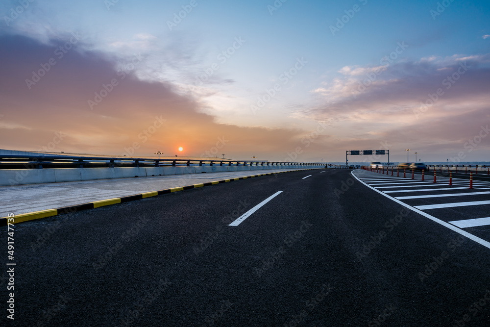 沥青公路和天空日落云背景