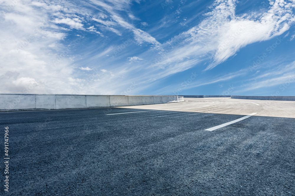 空旷的柏油路和蓝天白云。道路和天空背景。